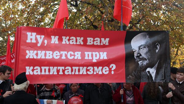 В Севастополе 100-летие революции отметили массовым шествием по центру города