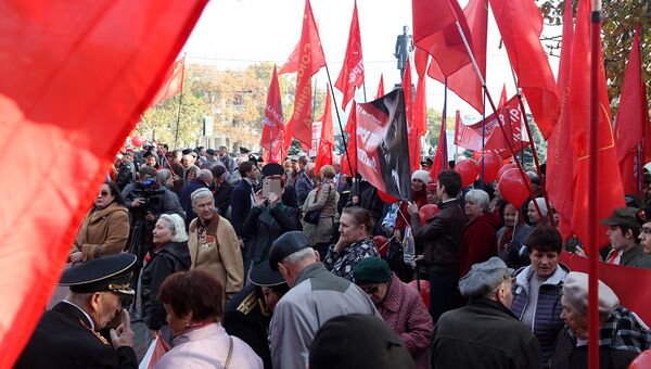 В Севастополе 100-летие революции отметили массовым шествием по центру города