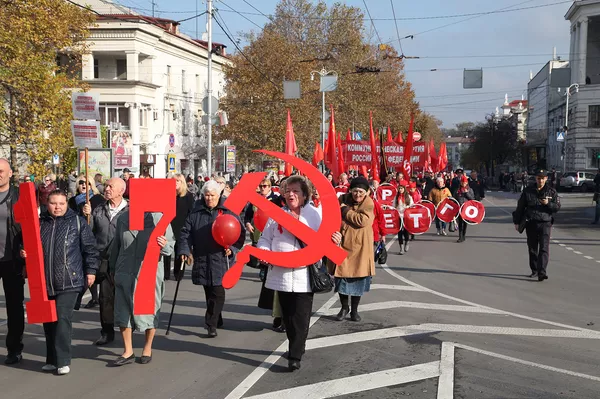 В Севастополе 100-летие революции отметили массовым шествием по центру города В Севастополе 100-летие революции отметили массовым шествием по центру города