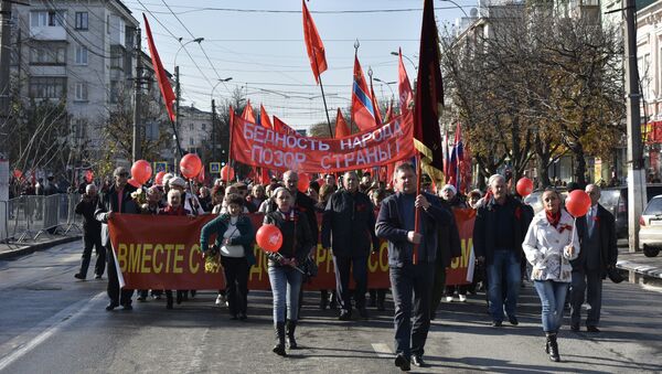Участники шествия в честь 100-летия Великой Октябрьской социалистической революции в Симферополе