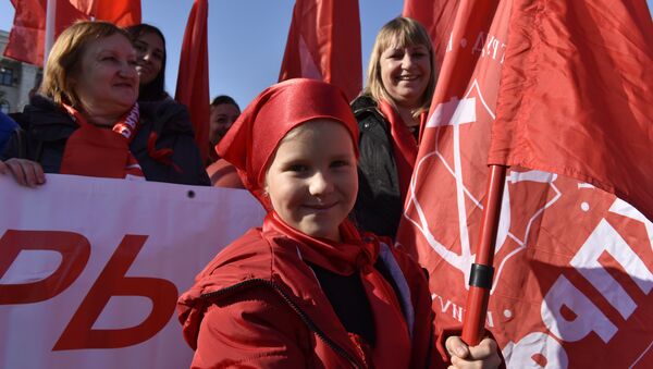 Юная участница шествия в честь 100-летия Великой Октябрьской социалистической революции в Симферополе