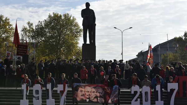 Митинг в честь 100-летия Великой Октябрьской социалистической революции на площади имени Ленина в Симферополе