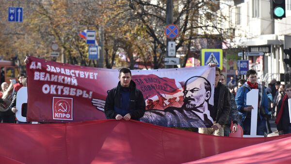 Участники шествия в честь 100-летия Великой Октябрьской социалистической революции в Симферополе