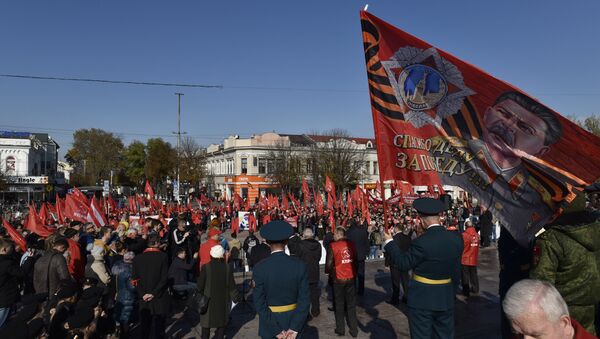 Участники митинга в честь 100-летия Великой Октябрьской социалистической революции на площади имени Ленина в Симферополе