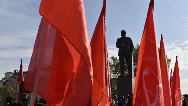 Митинг в честь 100-летия Великой Октябрьской социалистической революции на площади имени Ленина в Симферополе