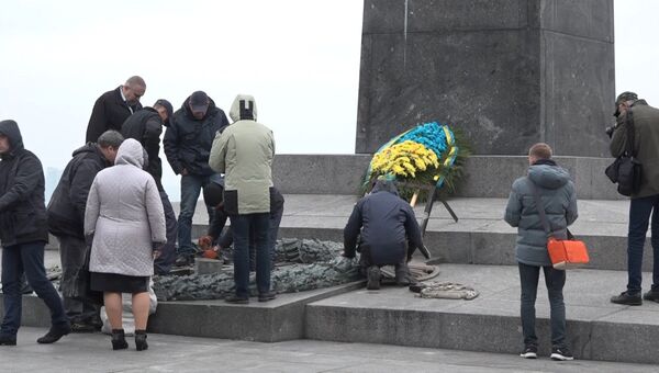 Рабочие ломами сбивали цемент с оскверненного Вечного огня в Киеве