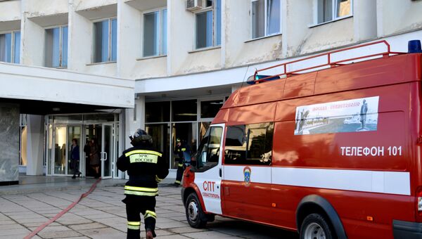 Пожарные возле корпуса Севастопольского государственного университета, где произошло загорание