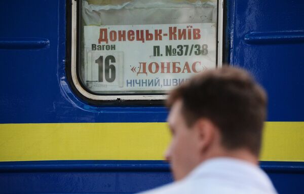 Поезд, следующий по маршруту Донецк - Киев Поезд, следующий по маршруту Донецк - Киев