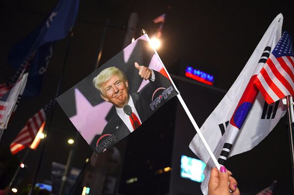 Флажок с портретом президента США Дональда Трампа. Сеул, Южная Корея. 7 ноября 2017 Флажок с портретом президента США Дональда Трампа. Сеул, Южная Корея. 7 ноября 2017