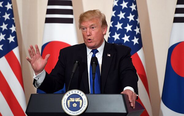 Президент США Дональд Трамп во время совместной пресс-конференции с президентом Южной Кореи Мун Чжэ Ином в Сеуле. 7 ноября 2017 Президент США Дональд Трамп во время совместной пресс-конференции с президентом Южной Кореи Мун Чжэ Ином в Сеуле. 7 ноября 2017