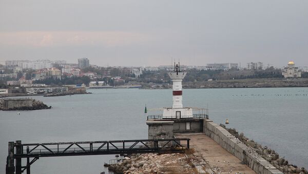 Мол на выходе из Севастопольской бухты на Северное стороне Севастополе. В районе двух молов планировался мост или тоннель