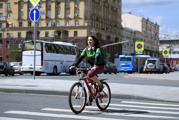 Девушка на велосипеде на пешеходном переходе Девушка на велосипеде на пешеходном переходе