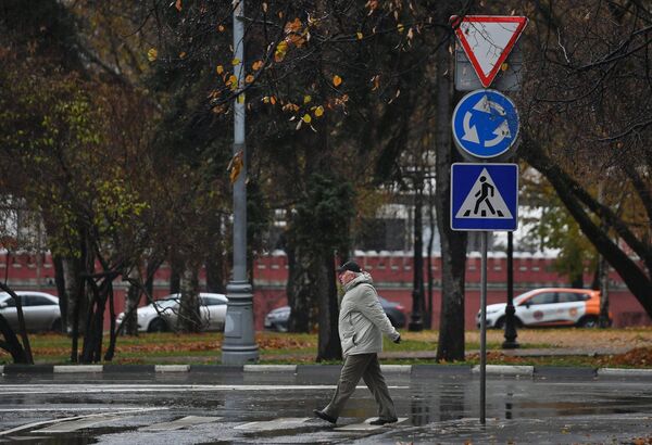 Пешеход возле перекрестка с круговым движением Пешеход возле перекрестка с круговым движением