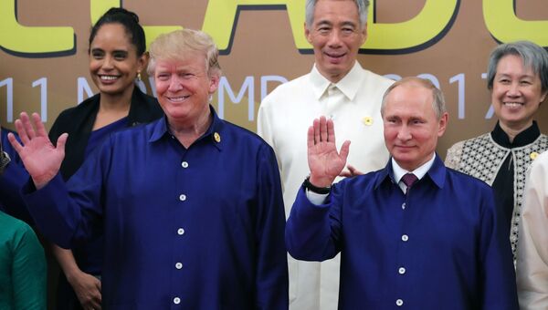 Президент РФ Владимир Путин и президент США Дональд Трамп принимают участие в традиционной церемонии совместного фотографирования на саммите АТЭС во Вьетнаме. 10 ноября 2017