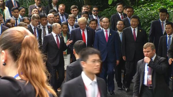Путин и Трамп кратко переговорили во второй день АТЭС Путин и Трамп кратко переговорили во второй день АТЭС