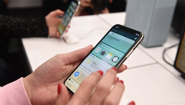 Покупатели рассматривают новый смартфон iPhone X
