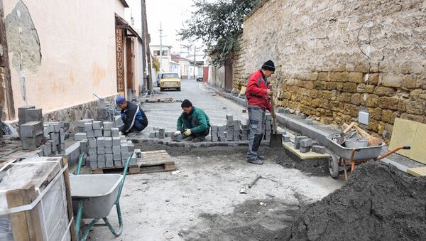 Рабочие укладывают дорожное покрытие на туристическом маршруте Малый Иерусалим в Евпатории
