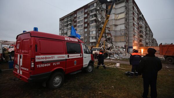 Сотрудники МЧС РФ на месте обрушения части жилого панельного дома по Удмуртской улице в Ижевске