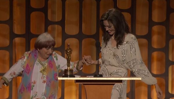 89-летняя Аньес Варда станцевала с Джоли на вручении почетного Оскара