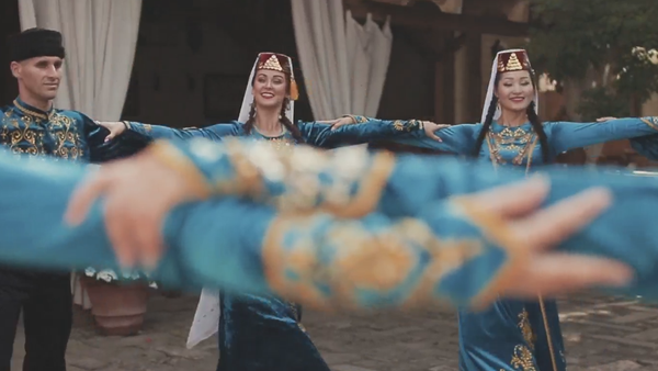 Скриншот видеоклипа крымско-татарского ансамбля Хайтарма на песню Машалла
