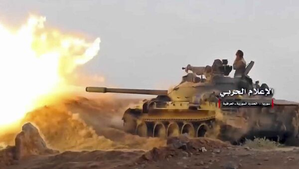 Сирийская армия ведет обстрел позиции боевиков у города Абу-Кемаль