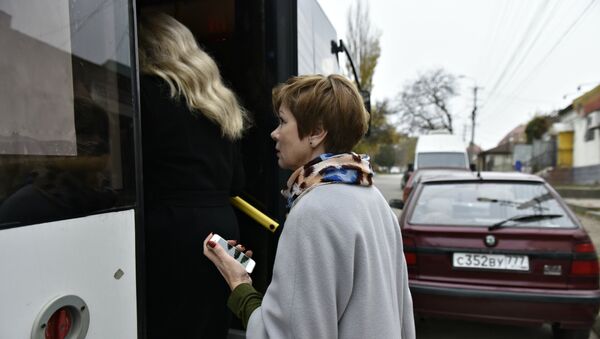 Министр ЖКХ Крыма Марина Горбатюк добирается на прием граждан в Симферополе на маршрутке