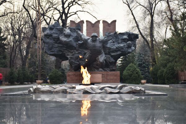 Памятник Подвиг в парке имени 28 гвардейцев-панфиловцев в Алма-Ате