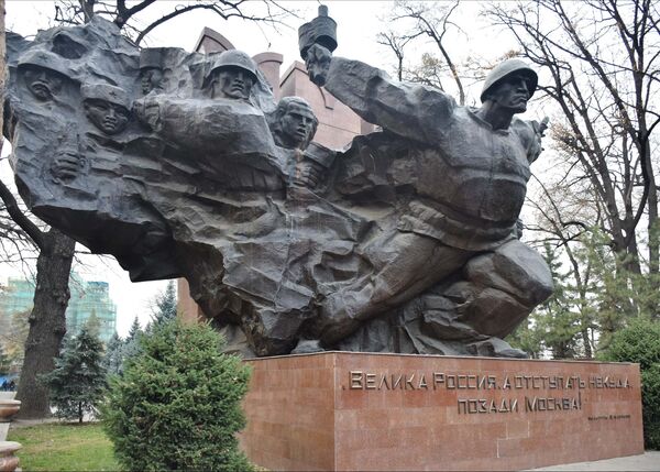 Памятник Подвиг в парке имени 28 гвардейцев-панфиловцев в Алма-Ате