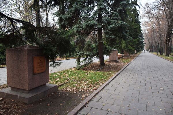 Алея героев в парке имени 28 гвардейцев-панфиловцев в Алма-Ате