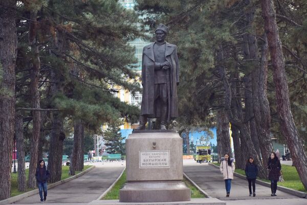 Памятник легендарного Бауыржана Момышулы в парке имени 28 гвардейцев-панфиловцев в Алма-Ате