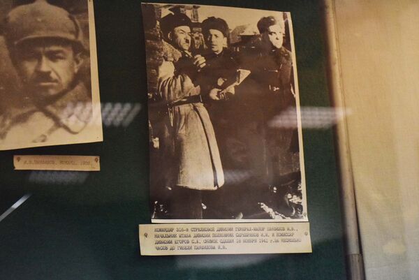 Фото Ивана Панфилова в Музее боевой славы в Доме офицеров в Алма-Ате