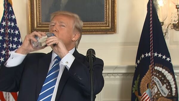 Скриншот с видео с YouTube. Президент США Дональд Трамп во время выступления решил попить воду из бутылки