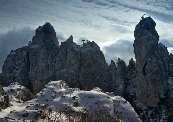 Зима в Крыму. Зубцы вершины горы Ай-Петри Зима в Крыму. Зубцы вершины горы Ай-Петри