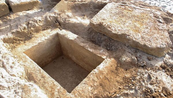 На пляже в Евпатории горожанин нашел древнюю могилу