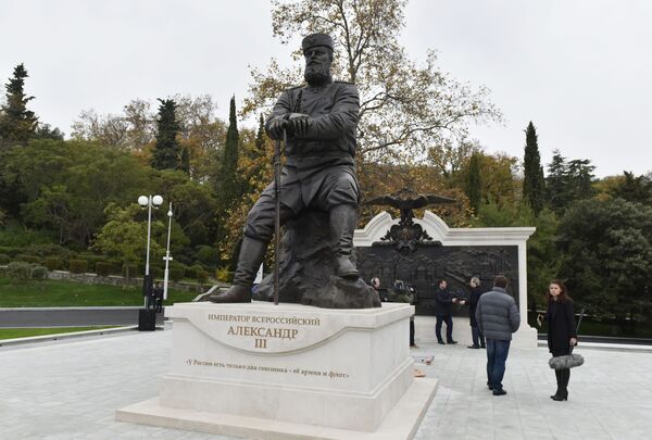 Памятник российскому императору Александру III в Ливадийском дворце
