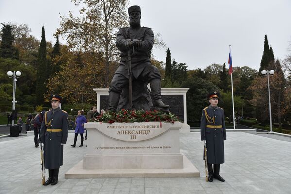 Открытие памятника российскому императору Александру III в Ливадийском дворце