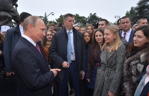 Президент РФ Владимир Путин общается с местными жителями после церемонии открытия памятника Александру III