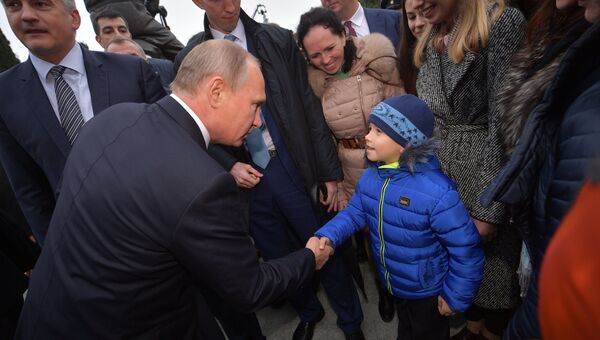 Президент РФ Владимир Путин общается с местными жителями после церемонии открытия памятника Александру III