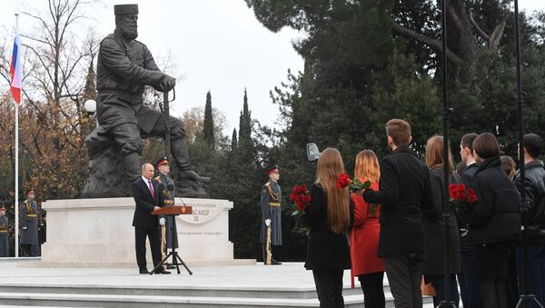 Президент РФ Владимир Путин на церемонии открытия памятника Александру III