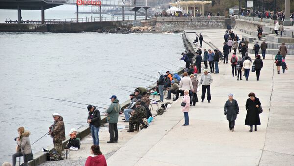 Рыбаки на набережной Ялты