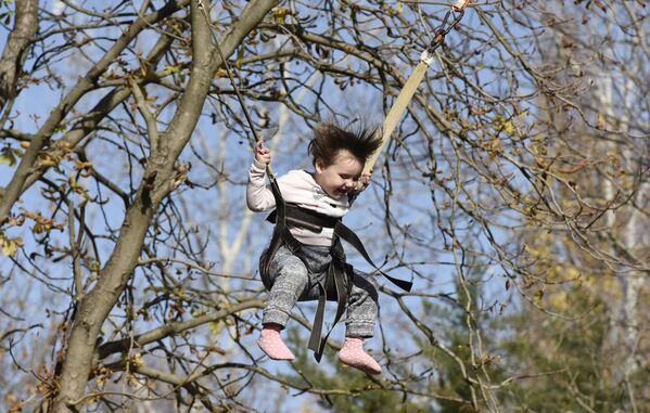 Ребенок на аттракционе в парке им. Гагарина в Симферополе
