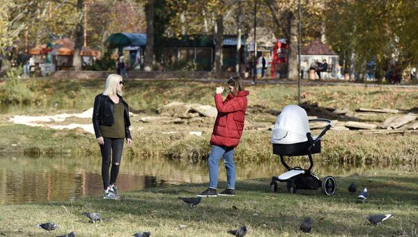 Девушки фотографируются в парке им. Гагарина в Симферополе