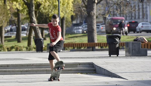 Мальчик на скейтборде в Симферополе