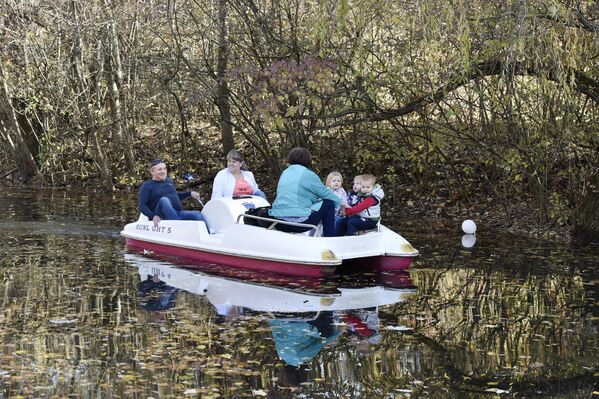 Люди катаются на лодке в пруду в парке им. Гагарина в Симферополе