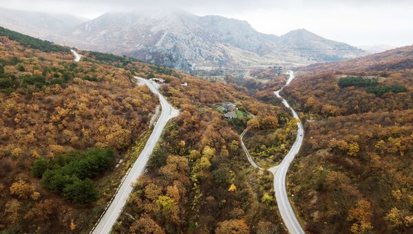 Дорога в окрестностях поселка Солнечная долина в Крыму