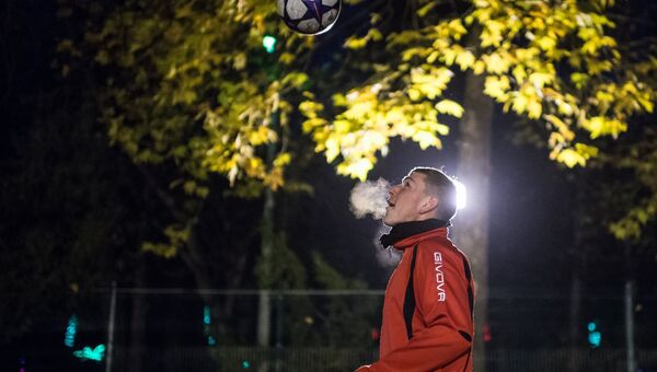 Осень в Крыму. Молодой человек играет в футбол