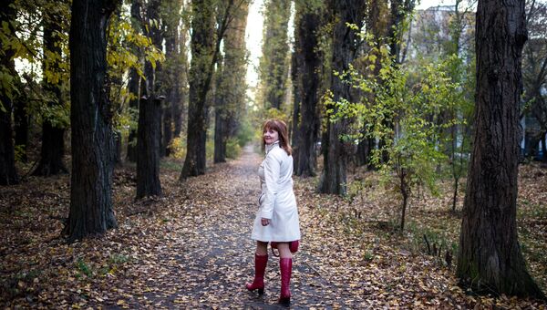 Осень в Крыму. Девушка гуляет в парке