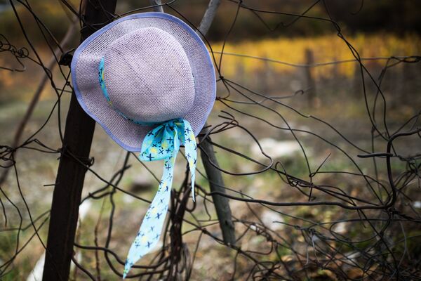Осень в Крыму. Дамская шляпа висит на проволочном заборе в Ялте
