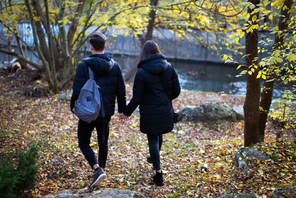 Молодые люди гуляет в одном из парков Симферополя. Влюбленные