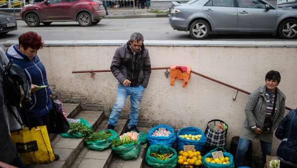 Продажа овощей и фруктов в одном из переходов Симферополя